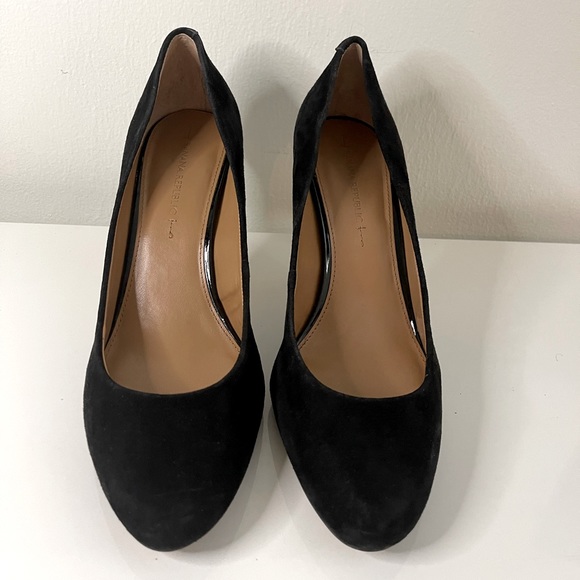 Banana Republic black suede pump. Size 11 - Picture 2 of 7